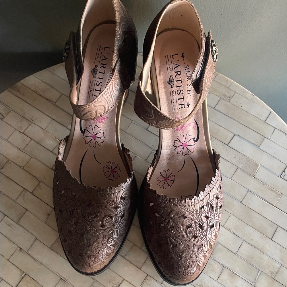 L'ARTISTE Brown Floral Heels